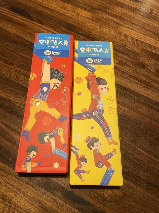 给孩子表演空中飞人秀