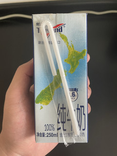 一口让你路转粉的牛奶，营养丰富，味道香浓