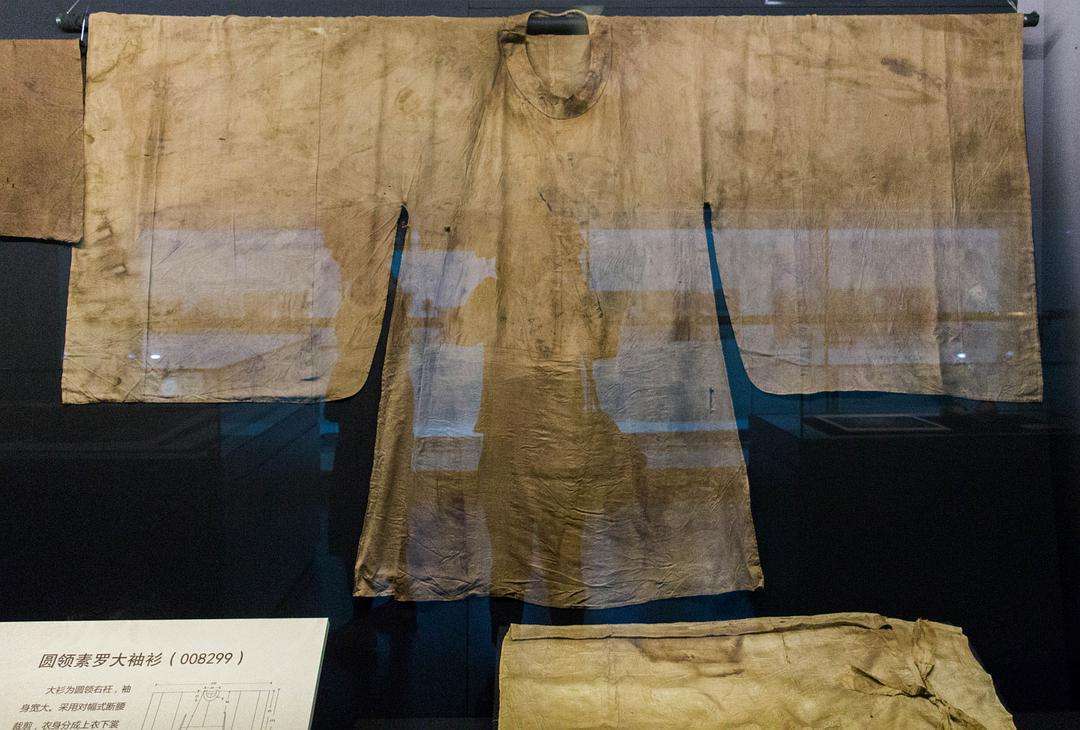赵伯澐墓出土圆领素罗大袖衫,以轻透素罗制成,是唯一存世的宋代公服