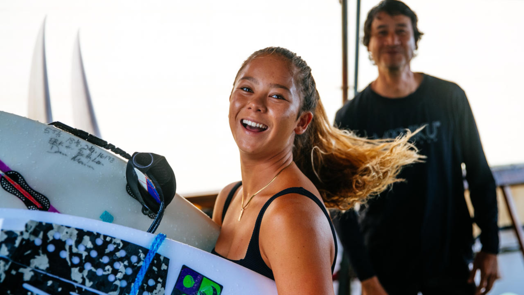 11月冲浪赛事回顾：满分拿下冠军的冲浪动作有多牛掰？十六岁少女击败五届世界冠军是什么体验？