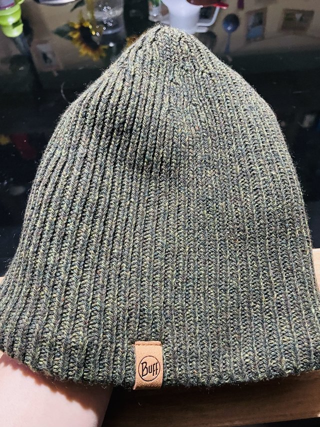 你说这是顶黄帽子还是绿帽子？