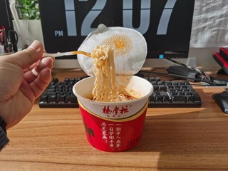 杨掌柜粉面菜蛋诱惑酸麻味好吃特顶饱