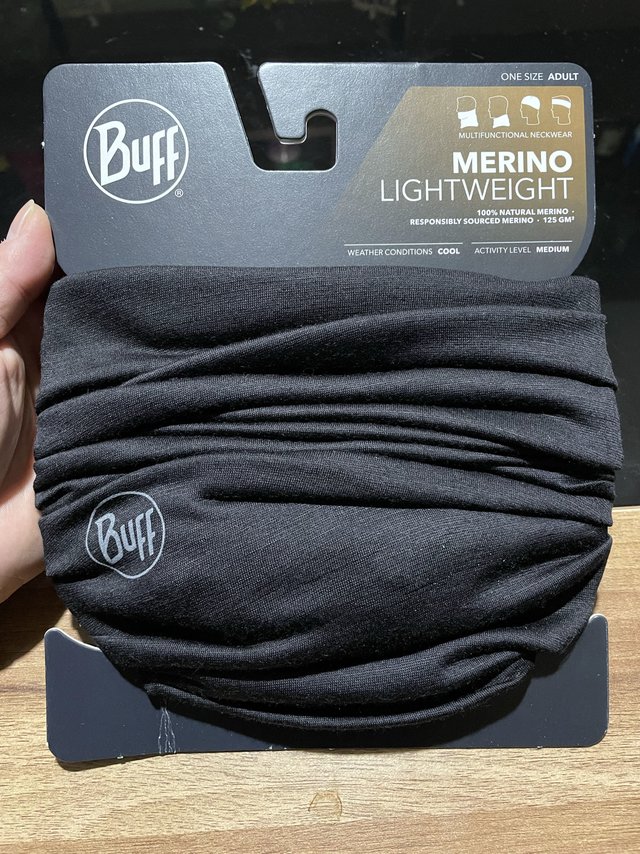 冬季必备的简约款美利奴羊毛头巾