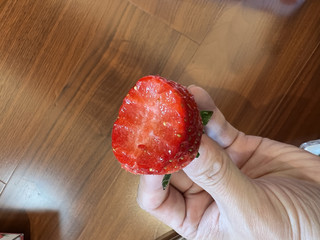 小嘴巴实在太馋了，京东买点草莓尝尝