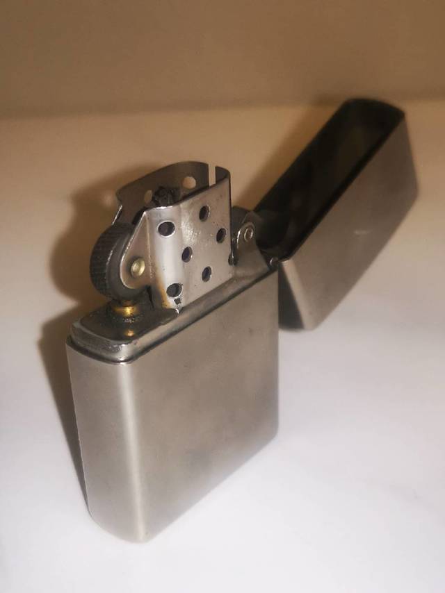 Zippo基础款，经典实用之选。