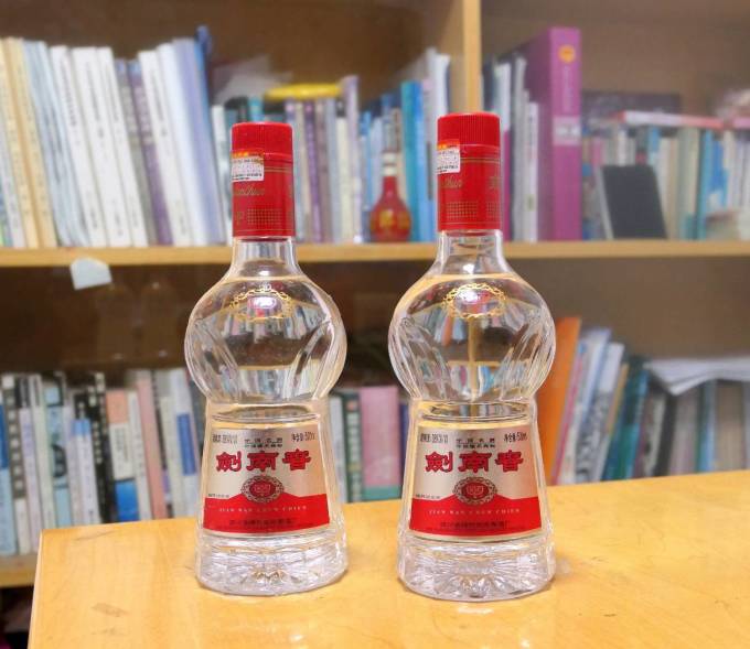 最早的插销剑南春2001年佛光剑南春