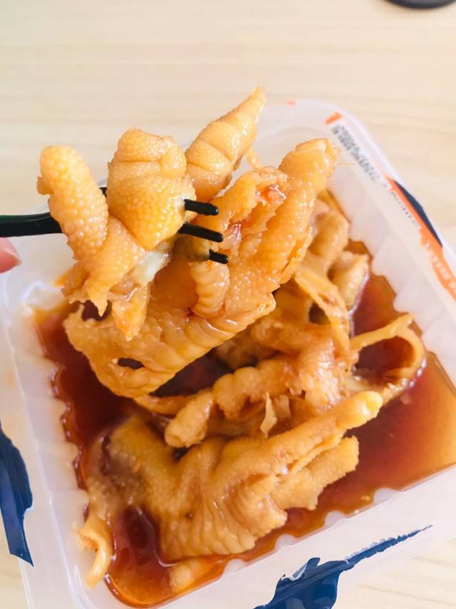 甄尚味柠檬无骨鸡爪，一次能吃掉一整包。