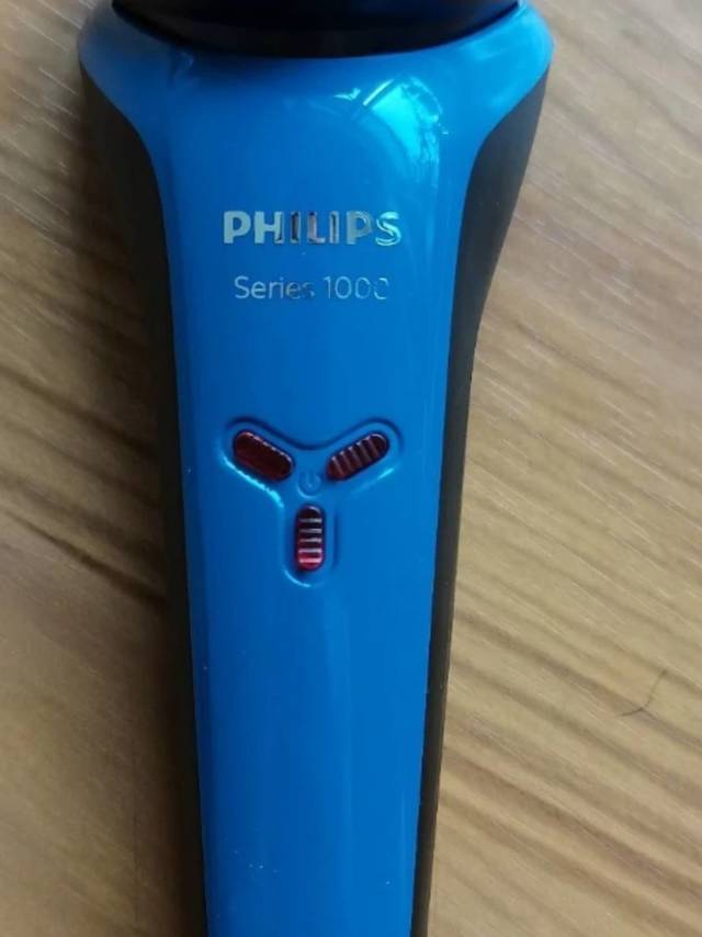 PHILIPS 剃须刀