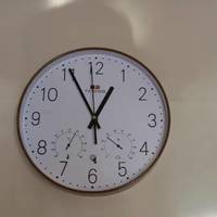 非常简单漂亮的一款钟表，时间也非常准确