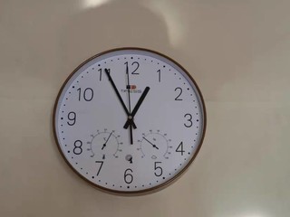 非常简单漂亮的一款钟表，时间也非常准确