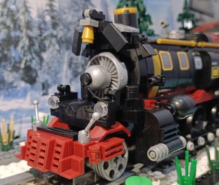 国产积木模型，复古蒸汽火车圣诞场景