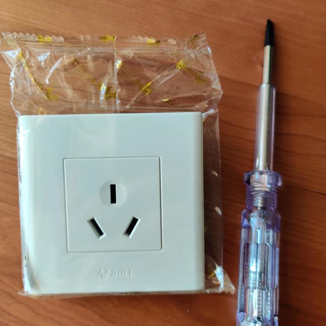 自己动手更换空调的墙壁插座