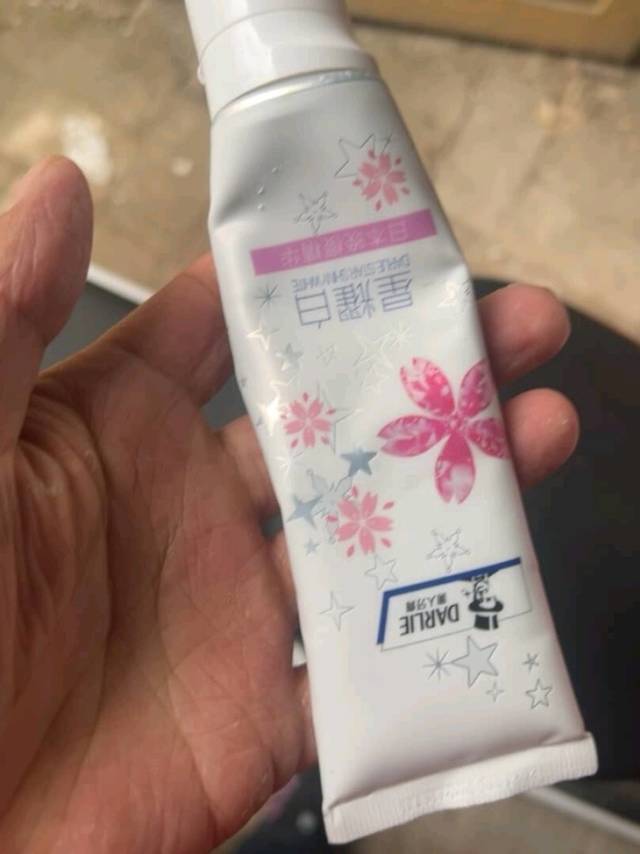 黑人星耀白雪绒花牙膏