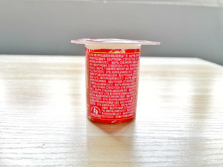 经典的伊利红枣味酸奶，为严冬带来一丝甜蜜