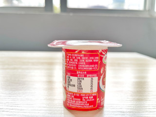 经典的伊利红枣味酸奶，为严冬带来一丝甜蜜