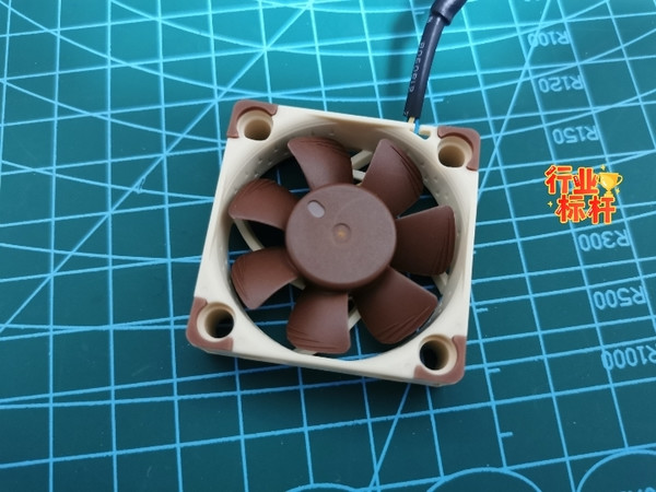 100多块的小风扇真贵，但是也真的很安静