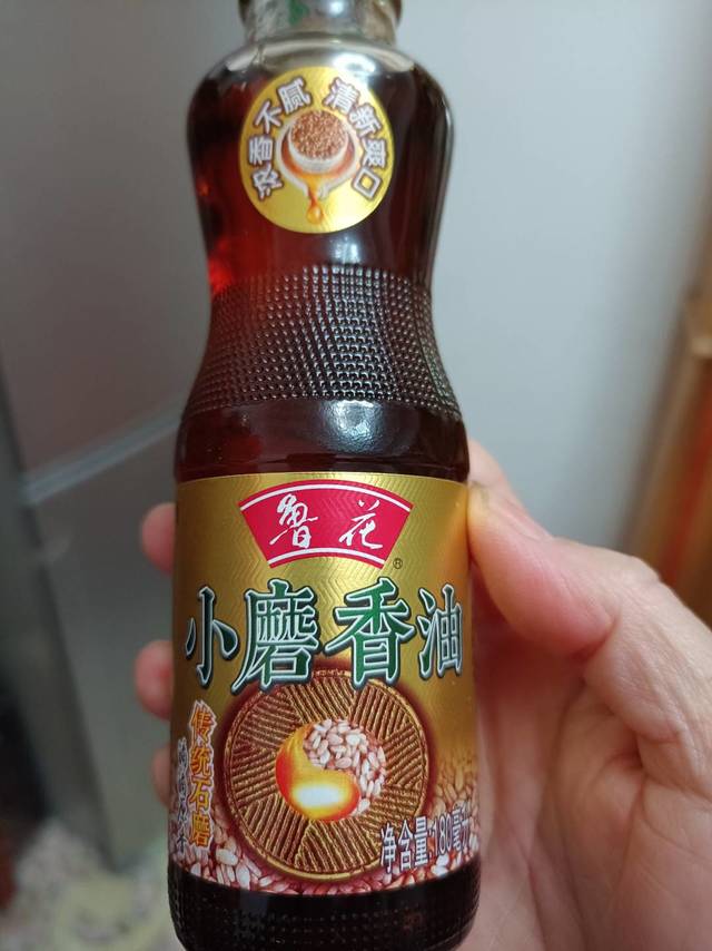 鲁花小磨香油。