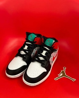 ​Air Jordan 1黑红圣诞丑毛衣