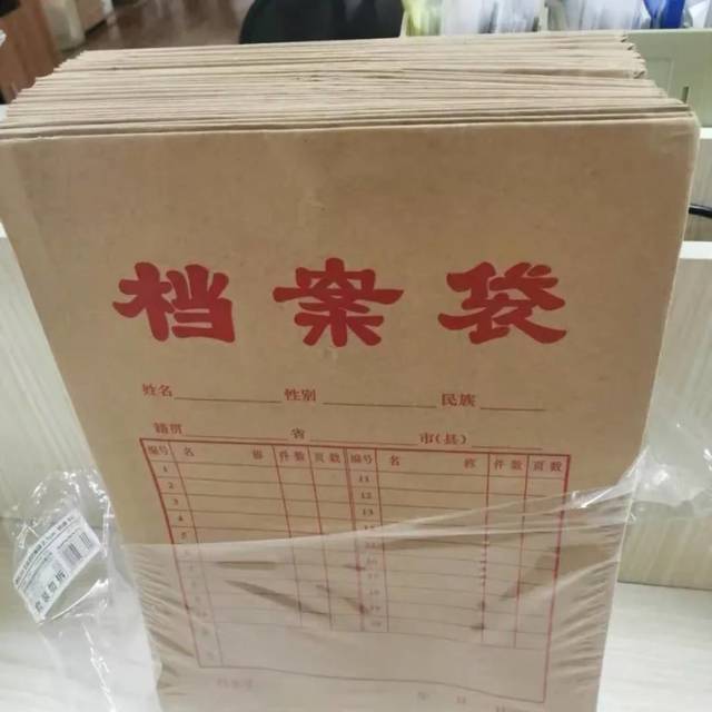 纸张很厚实,印刷清晰,没有异味,