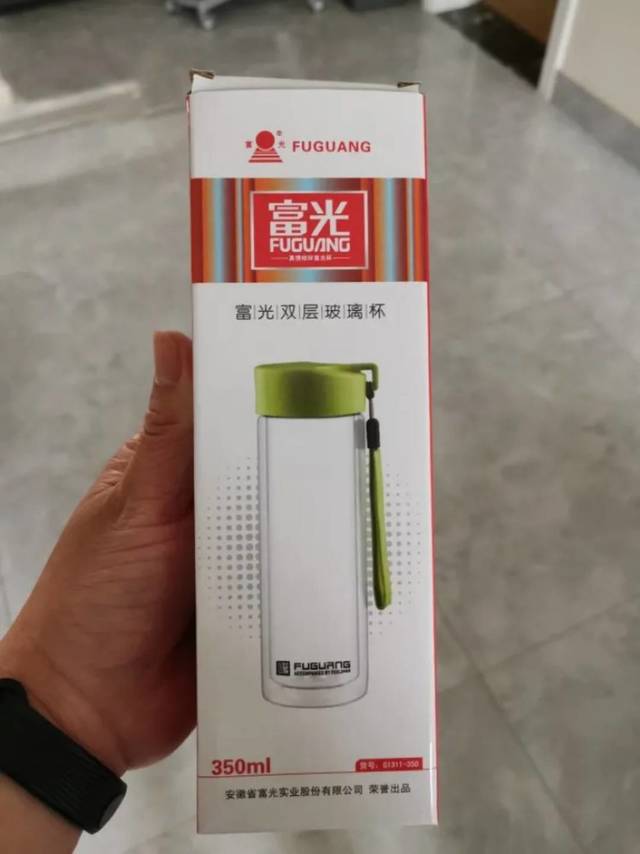 玻璃杯太棒了,双层玻璃不烫手,非常漂亮