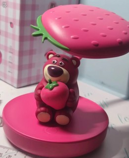 桌子上的草莓熊台灯！