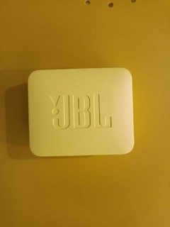 我桌上的JBL音箱太棒了。