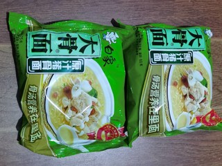 充饥的猪骨面