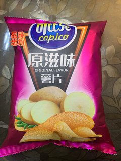 桌面上的小零食之薯片