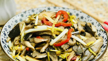 此菜人称腊月“第一鲜”，搭配蘑菇简单一炒，鲜嫩下饭，营养美味