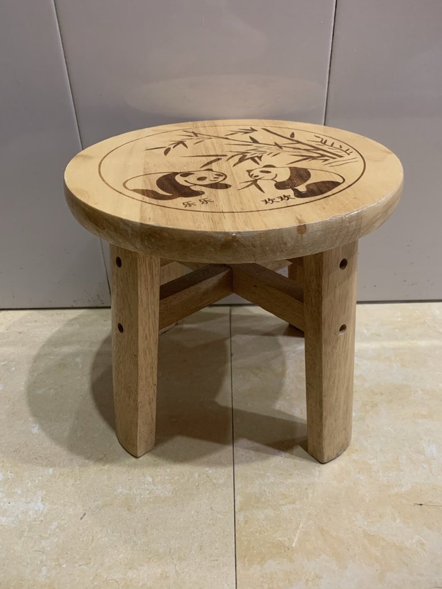 环保生活：实木小板凳，穿鞋喂奶贼好用