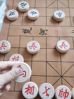 棋子够大,字也清楚,没有刺鼻漆料味