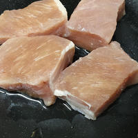 解冻猪肉别只会泡水，学会这个小技巧，快速解冻，口感和鲜肉一样