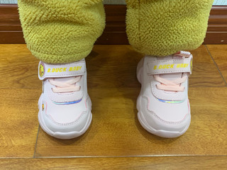 样式可爱保暖舒适的小黄鸭学步鞋