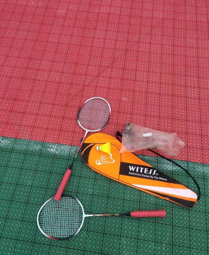 拿在手上很有质感,颜色漂亮,做工精致witess 威特斯 羽毛球拍单双拍