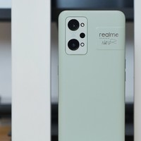 realme GT2上手：环保不等于取消充电器，颜值、性能还要第一梯队