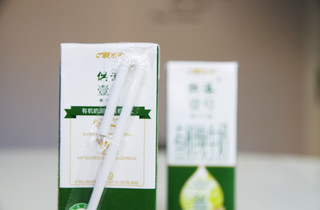 牛奶的丝滑有面包陪伴，美味早餐不懒床