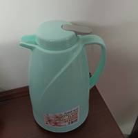一个不是经常使用的备用暖水瓶。