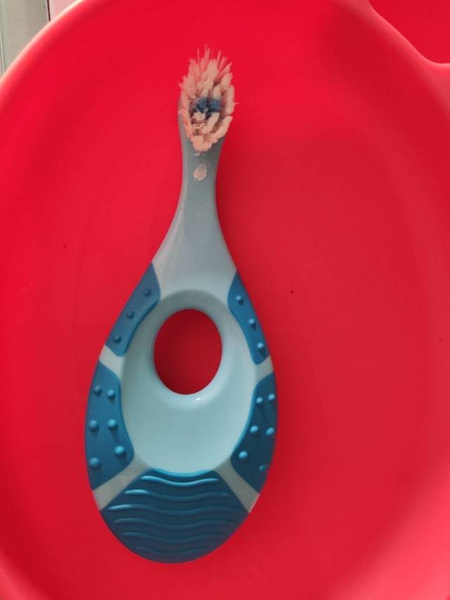 两岁儿童用的小牙刷