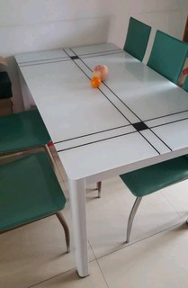 简单大方的家用餐桌