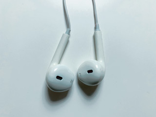 最早的苹果原装有线耳机，你还有么？