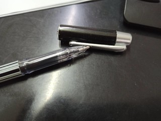 一根使用很久的宝克中性笔。