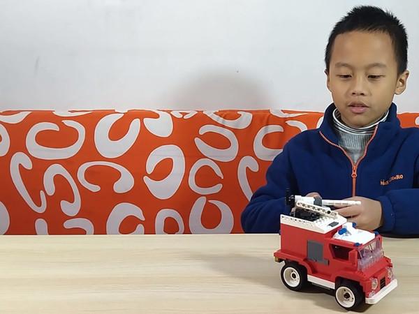 国产积木还原消防车，拼完还能遥控