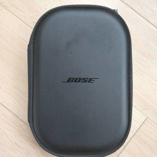 佩戴舒适降噪一流的bose QC35Ⅱ。