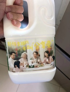 大桶的酸奶全家一起喝才过瘾