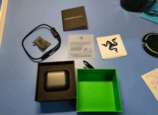 雷蛇 Razer 战锤狂鲨真无线耳机是当