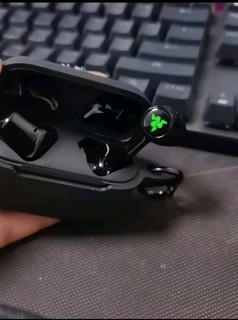 雷蛇 Razer 战锤狂鲨真无线耳机是当