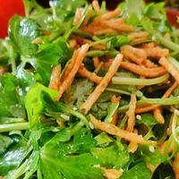 年夜饭，大鱼大肉吃腻了，2块钱的芹菜苗拌一拌就上桌，开胃解腻