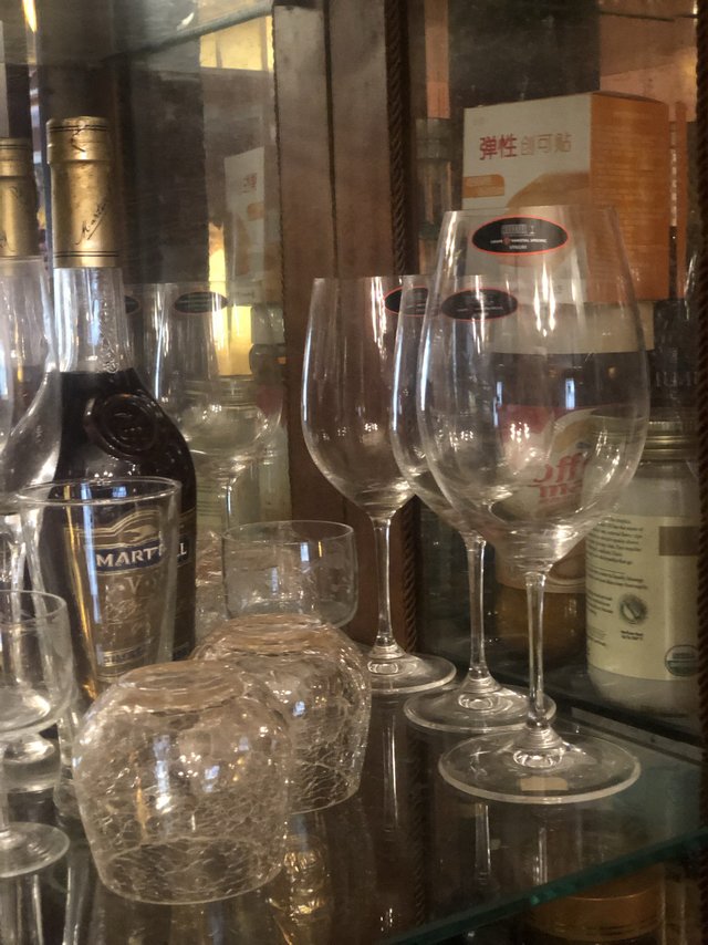 红酒配个好杯子，装模作样喝起来