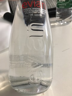 依云水玻璃瓶天然矿泉水