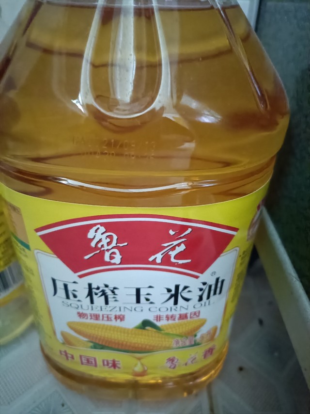 鲁花玉米油。